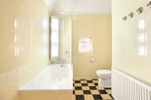 Foto van Villa aan het water nabij Groningen - Vakantiehuis in Midlaren - BathRoom