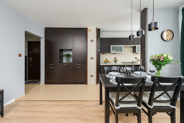 Foto van Appartement in Warschau vlakbij de Oude Stad - Vakantiehuis in Warszawa - DiningRoom