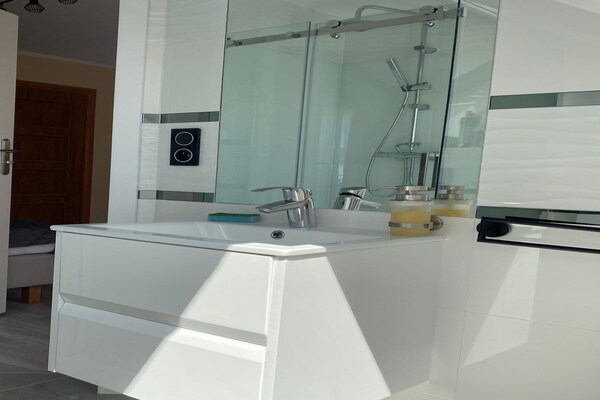 Foto van Appartement in Międzywodzie bij strand - Vakantiehuis in Międzywodzie - BathRoom