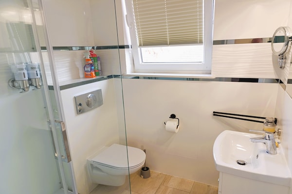 Foto van Appartement met zwembad en jacuzzi, Międzywodzie - Vakantiehuis in Międzywodzie - BathRoom