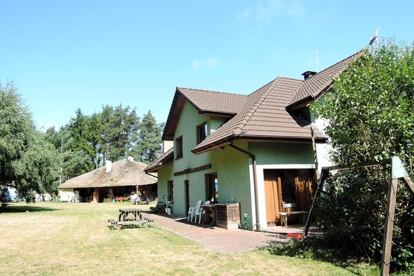 Foto van Lakeside Haven in het hart van Wolin - Vakantiehuis in Kołczewo - ExteriorSummer