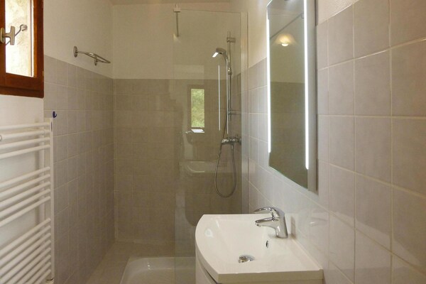 Foto van Malaucène Garden Appartement Verblijf - Vakantiehuis in Malaucène - BathRoom