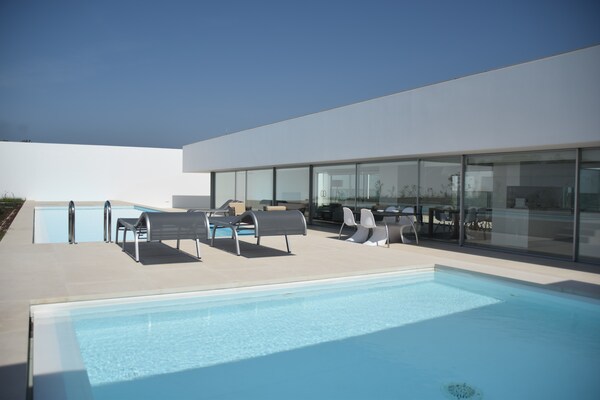 Foto van Morden architecturale villa in Lissabon - Vakantiehuis in Vau - ExteriorSummer