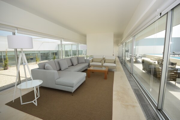 Foto van Morden architecturale villa in Lissabon - Vakantiehuis in Vau - LivingRoom