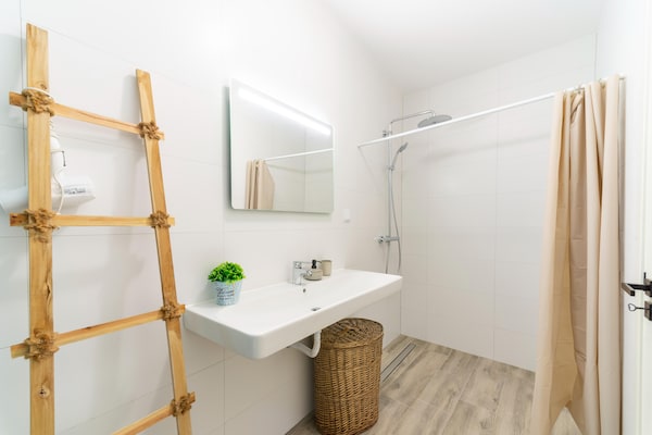 Foto van Landelijk vakantiehuis met zwembad
 - Vakantiehuis in Netos Almagreira - BathRoom