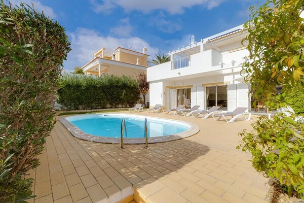 Foto van Huis in Lagos met zwembad vlakbij Meia Praia - Vakantiehuis in Lagos - GardenSummer