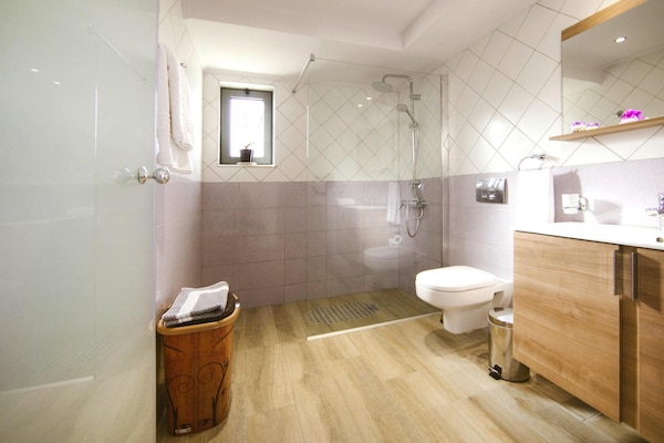 Foto van Halfvrijstaande woning met privézwembad - Vakantiehuis in Lardos - BathRoom