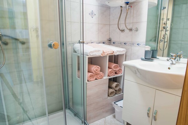 Foto van Luce Hilltop Cozy Apartment - Two Bedroom Apartment - BathRoom