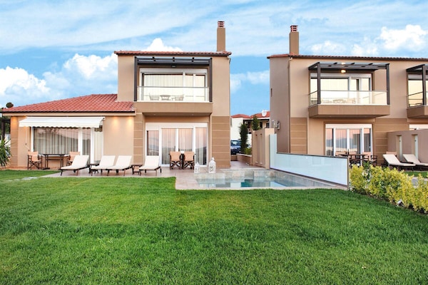 Foto van Villa aan zee met privézwembad - Vakantiehuis in Chanioti - ExteriorSummer