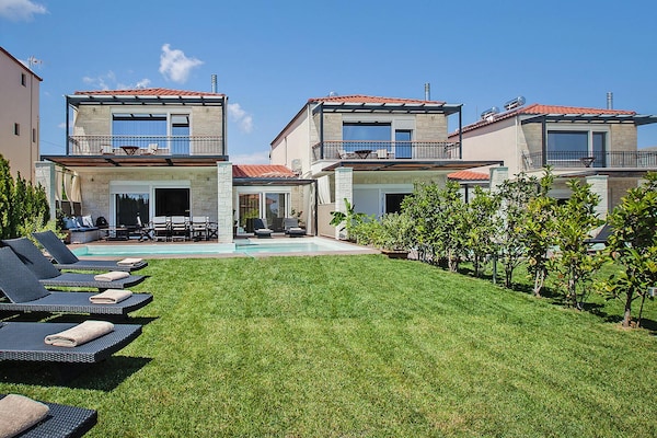 Foto van Villa aan zee met privézwembad - Vakantiehuis in Chanioti - ExteriorSummer