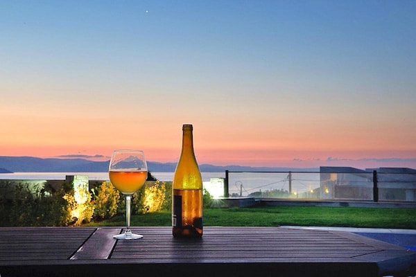 Foto van Villa aan zee met privézwembad - Vakantiehuis in Chanioti - ExteriorSummer