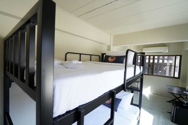 Foto van Modern Twin Haven | Hart van Huaikwang Gemak - Vakantiehuis in Bangkok - BedRoom