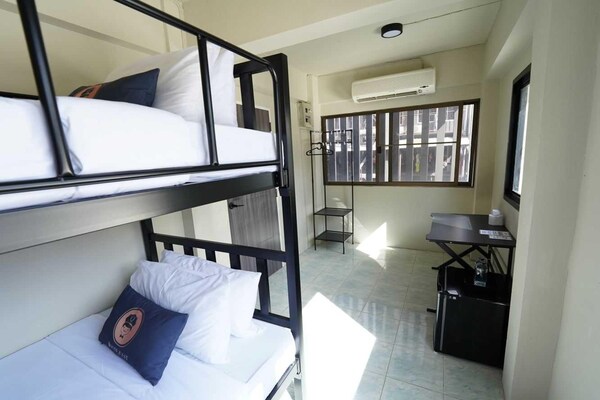 Foto van Modern Twin Haven | Hart van Huaikwang Gemak - Vakantiehuis in Bangkok - BedRoom