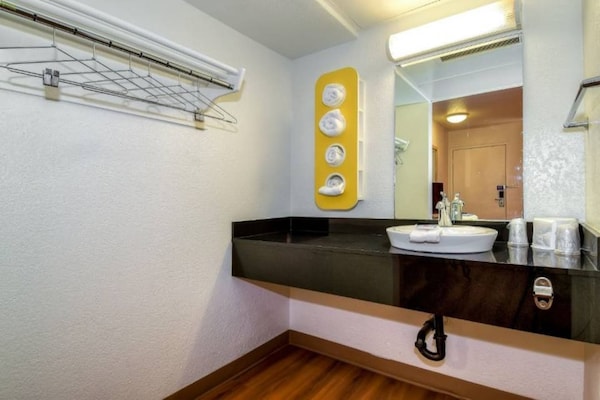 Foto van 1 tweepersoonsbed | Douche conform ADA/RI-normen - Vakantiehuis in Corona CA - Facilities