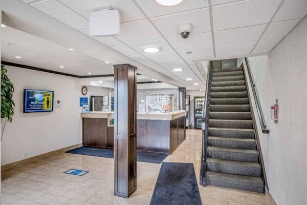Foto van 1 kingsize bed | Badkuip met mobiele toegang Nsmk Micfridg - FloorPlan