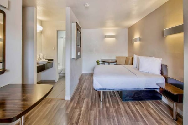 Foto van 1 Kingbed | Suite | Ns - Vakantiehuis in San-Antonio - BedRoom