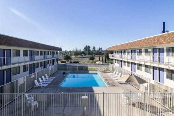 Foto van 2 tweepersoonsbedden | Niet-roken - Vakantiehuis in Oroville - Pool