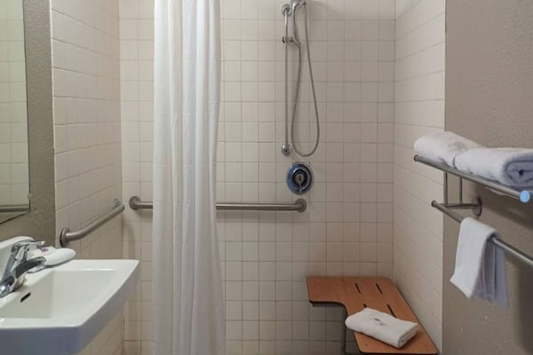 Foto van 1 tweepersoonsbed (Queensize) | Koelkast - Vakantiehuis in Fresno CA - BathRoom