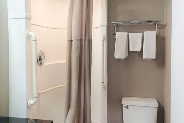 Foto van 1 tweepersoonsbed (Queensize) | Koelkast - Vakantiehuis in Fresno CA - BathRoom