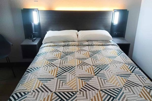 Foto van 1 tweepersoonsbed (Queensize) | Koelkast - Vakantiehuis in Fresno CA - BedRoom