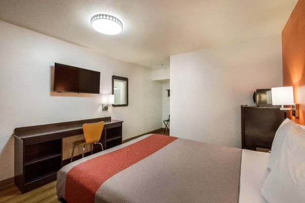 Foto van 1 Queensize Bed | Micfridge - Vakantiehuis in Youngtown - BedRoom