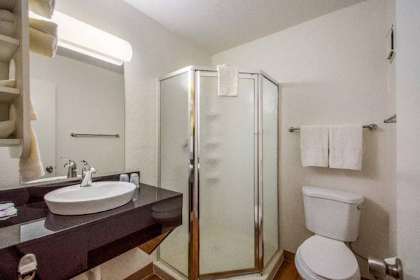 Foto van 1 Queensize Bed | Micfridge - Vakantiehuis in Youngtown - BedRoom