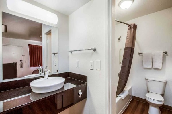 Foto van 1 Queensize Bed | Micfridge - Vakantiehuis in Youngtown - BathRoom