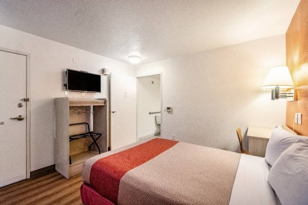 Foto van 1 Queensize Bed | Micfridge - Vakantiehuis in Youngtown - BathRoom