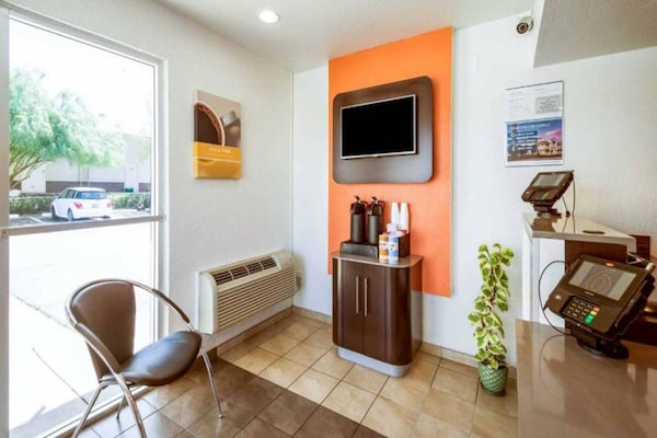 Foto van 1 Queensize Bed | Micfridge - Vakantiehuis in Youngtown - Facilities