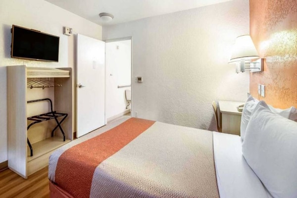 Foto van 1 Queensize Bed | Micfridge - Vakantiehuis in Youngtown - BedRoom