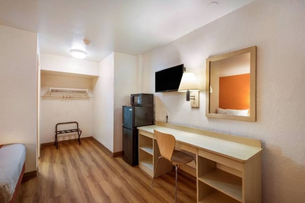 Foto van 1 Queensize Bed | Micfridge - Vakantiehuis in Youngtown - BedRoom