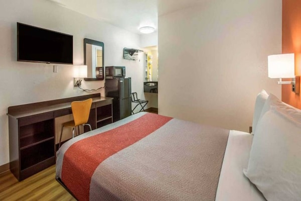 Foto van 1 Queensize Bed | Micfridge - Vakantiehuis in Youngtown - BedRoom