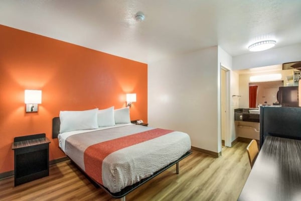 Foto van 1 Queensize Bed | Micfridge - Vakantiehuis in Youngtown - BedRoom