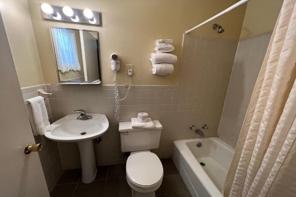 Foto van 2 Queensize Bedden Niet Roken - Vakantiehuis in Natural Bridge, VA - BathRoom