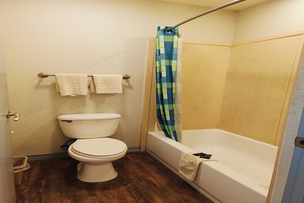 Foto van 2 Queensize Bedden Niet Roken - Vakantiehuis in Pearsall TX - BathRoom
