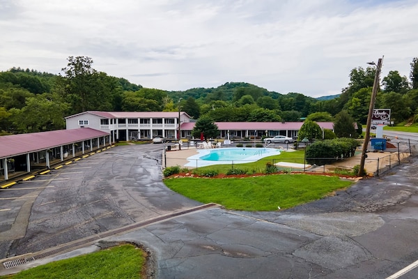 Foto van Appartement Met 2 Slaapkamers Met Keuken - Vakantiehuis in Bryson city - parking