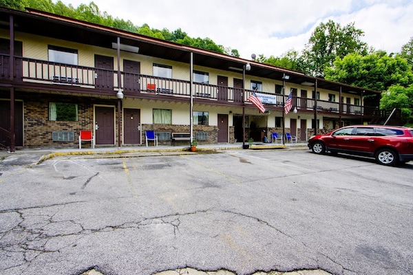 Foto van Chapmanville WV|2 Volledig Bed - Vakantiehuis in Chapmanville WV - ExteriorSummer
