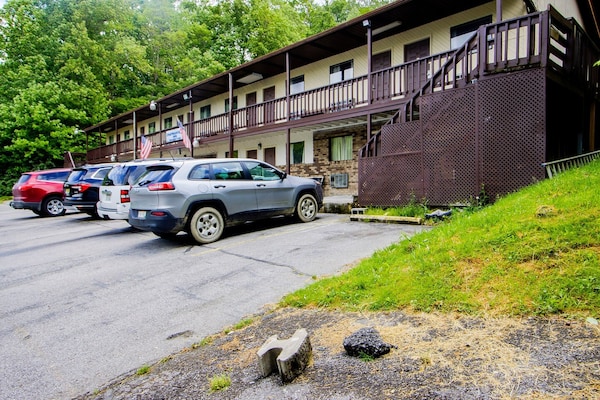 Foto van Chapmanville WV|2 Volledig Bed - Vakantiehuis in Chapmanville WV - parking
