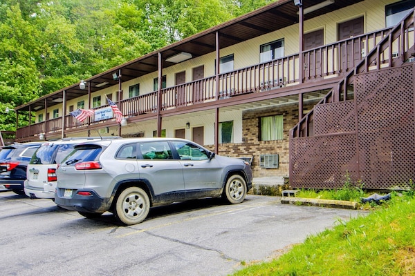 Foto van Chapmanville WV|2 Volledig Bed - Vakantiehuis in Chapmanville WV - parking
