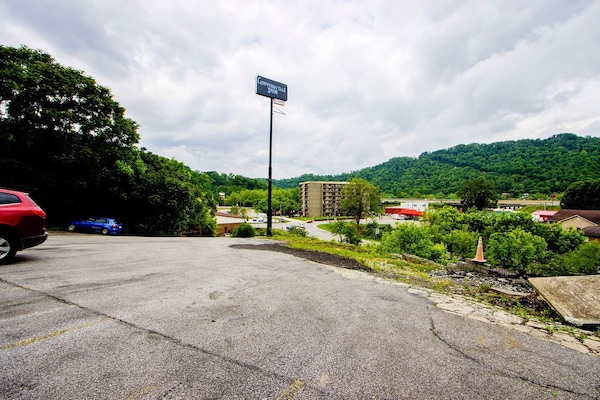 Foto van Chapmanville WV|2 Volledig Bed - Vakantiehuis in Chapmanville WV - ExteriorSummer