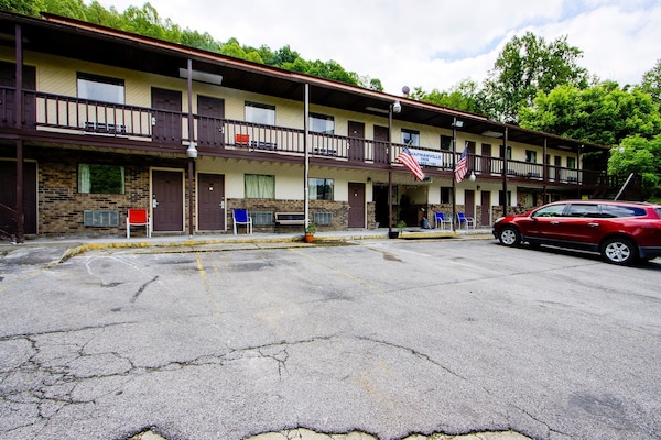 Foto van Chapmanville WV|Kingsize Bed - Vakantiehuis in Chapmanville WV - ExteriorSummer