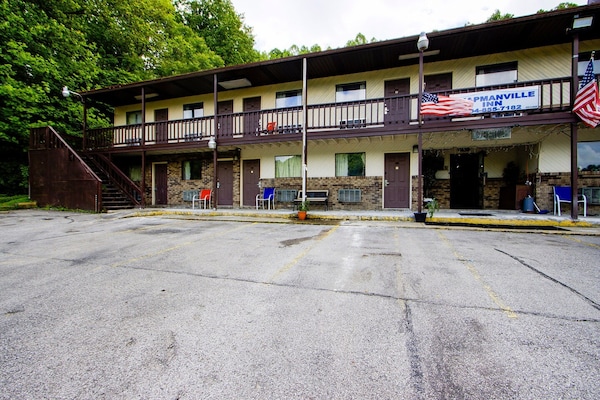 Foto van Chapmanville WV|Kingsize Bed - Vakantiehuis in Chapmanville WV - ExteriorSummer