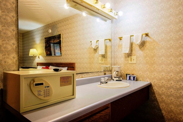 Foto van Chapmanville WV|Kingsize Bed - Vakantiehuis in Chapmanville WV - BedRoom