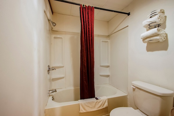 Foto van Chapmanville WV|Kingsize Bed - Vakantiehuis in Chapmanville WV - BathRoom