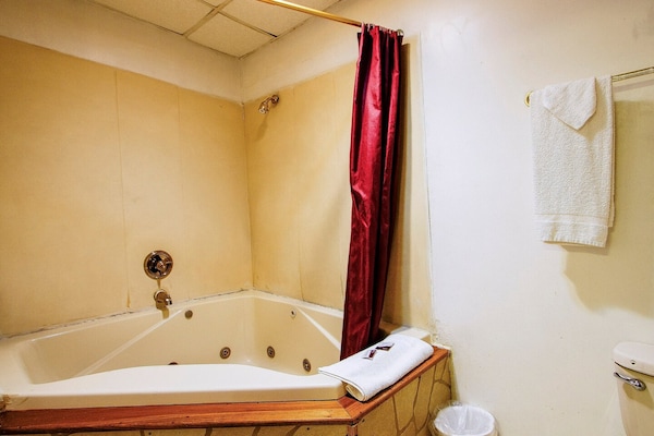 Foto van Chapmanville WV|Kingsize Bed - Vakantiehuis in Chapmanville WV - BathRoom
