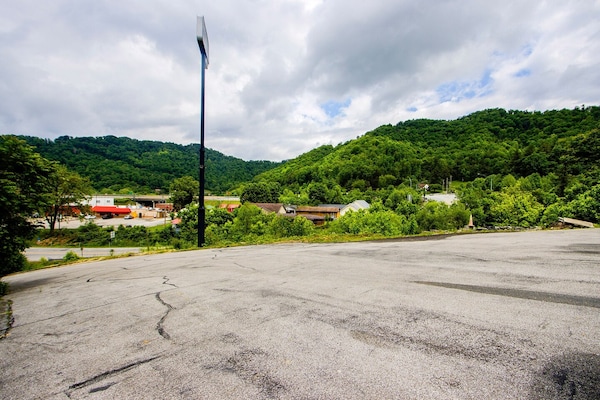 Foto van Chapmanville WV|Kingsize Bed - Vakantiehuis in Chapmanville WV - ExteriorSummer