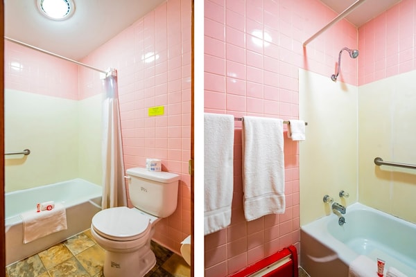 Foto van 2 Queensize bedden | Lamberton - Vakantiehuis in Lamberton - BathRoom