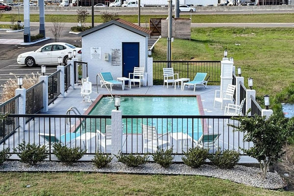 Foto van 2 queensize bedden | Nsmk | Koelkast - Vakantiehuis in Jackson - Pool