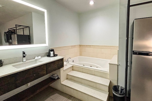 Foto van 2 tweepersoonsbedden | Nsmk, koelkast, slaapbank - Vakantiehuis in Jackson - BathRoom