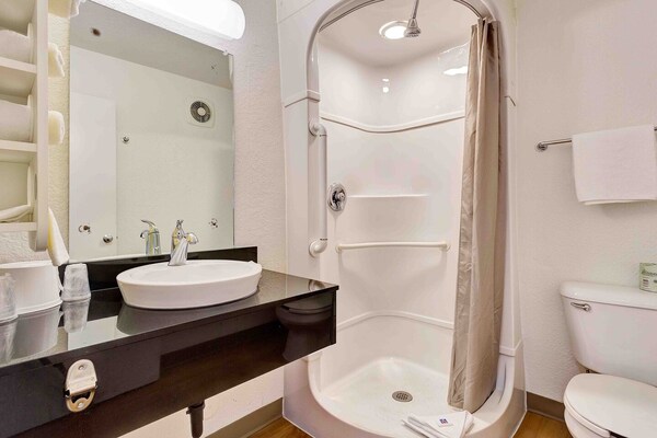 Foto van 1 tweepersoonsbed|Mobiliteit|RI Shwr|Mickoelkast - Vakantiehuis in Santa Rosa CA - BathRoom